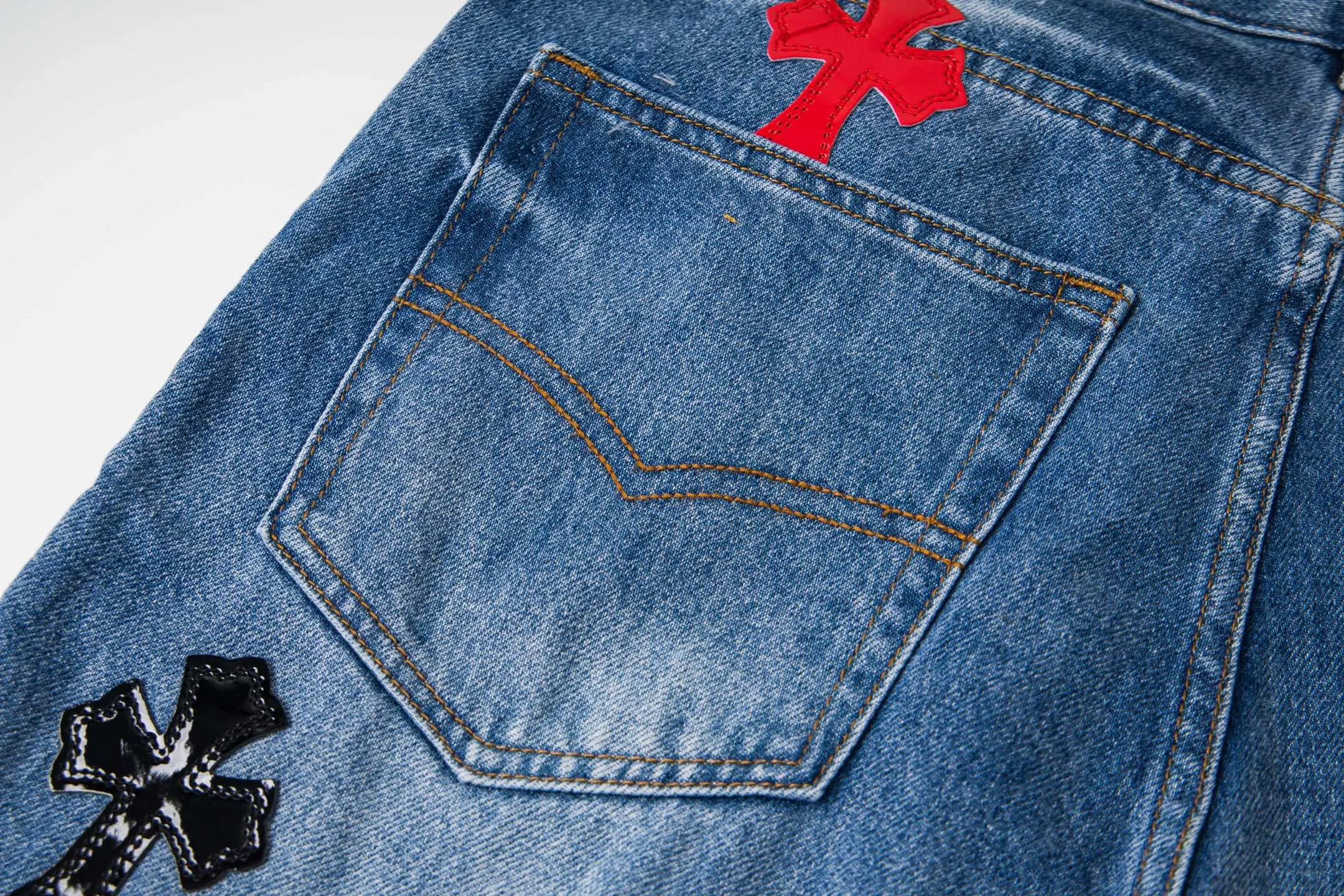 P290 high version Chrome Hearts blue denim with red black panther pattern multi-leather jeans. CH jeans need to be washed and then disassembled and hand-stitched with sheepskin cross leather and then spliced ​​together. The whole piece has too many craftsmanship to explain, patchwork cross pattern embellishment, high-waisted washed jeans! ! Absolutely high-end luxury products, god-level single products and super popular products, made with top heavy industry, a must-see magic weapon. Customized hardware. The fabric is thick and soft after washing. It has good breathability. Customized small leather label. Unique design. The details are simple and elegant, and the workmanship is exquisite. The entire trousers are neatly routed and the details are in place! It’s so cool that both men and women can easily control the genderless trend! Style number: 1799# Color: blue Size: 28 30 32 34 36